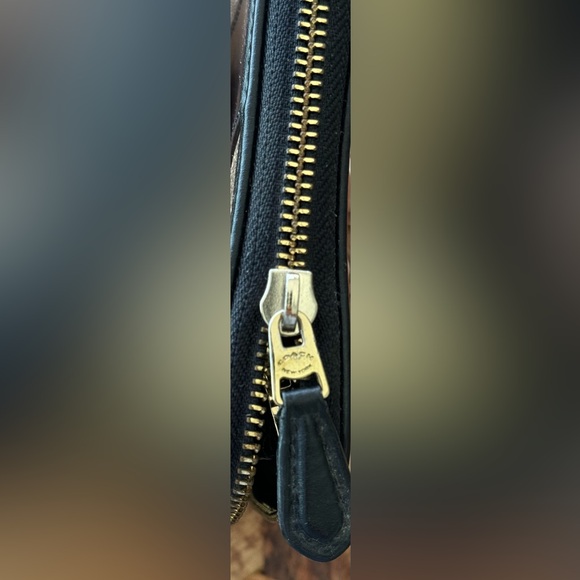 Coach Accordion Zip Wallet In Signature Canvas. - Picture 4 of 6